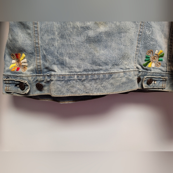 Vintage Levi's Mens Light Blue Denim Jacket w/ Southwestern Embroidery - Size 40 - Picture 10 of 10